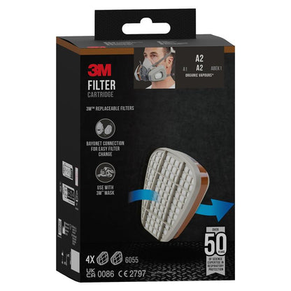Uma caixa do cartucho de filtro 3M™ 6055, A2 Vapores Orgânicos da 3M Deutschland GmbH mostra a foto de uma pessoa com máscara de proteção respiratória, bem como detalhes do produto, informações de compatibilidade e uma marcação chamativa em fundo preto.