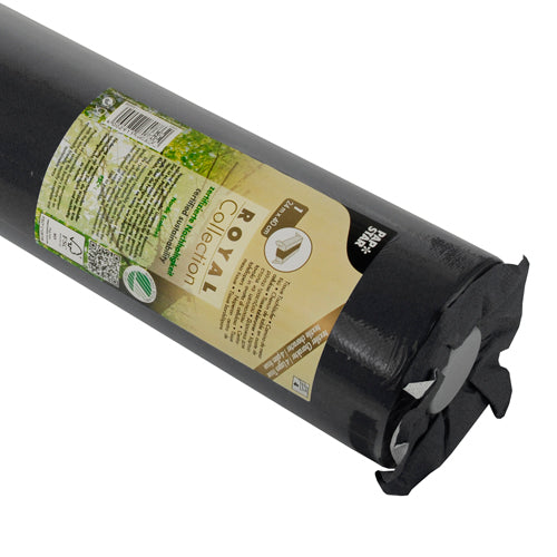 Ein aufgerollter PAPSTAR Tischläufer, Tissue „ROYAL Collection“ (24 m x 40 cm) der PAPSTAR GmbH, mit braun-grünem Etikett mit Text und Symbolen, weist an den Rollenenden schwarzes Tissue-Material auf.