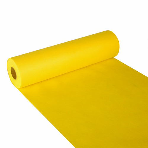 Um rolo de corredor de mesa Starpak, semelhante a tecido, velo "Soft Selection" (24 m x 40 cm), em amarelo brilhante, está espalhado sobre uma superfície branca e mostra o papel macio que sobressai do rolo cilíndrico Starpak.