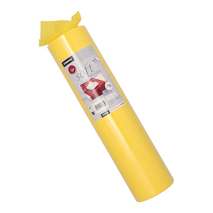 Um rolo de corredor de mesa Starpak em pé, semelhante a tecido, velo "soft selection" (24 m x 40 cm), parcialmente desembrulhado no topo, mostra um rótulo com detalhes do produto e uma imagem de um revestimento de chão vermelho.