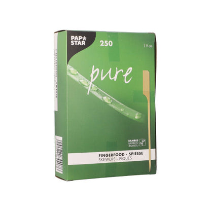 Uma caixa verde com a inscrição "PAPSTAR 250 espetos de finger food pure" da PAPSTAR GmbH contém 250 espetos de bambu (9 cm), ideais para finger food e buffets de festa. Na embalagem há uma imagem de espeto.