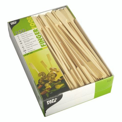 Uma caixa parcialmente aberta com 250 PAPSTAR espetos de churrasco de 21 cm "Golf" (bandeja de papelão) da PAPSTAR GmbH. A embalagem verde e branca mostra informações do produto - ideal para churrascos, festas de grelhados ou eventos de catering.