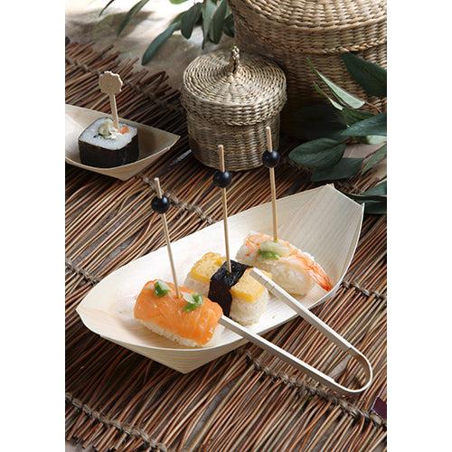 Os barquinhos de madeira "pure" da PAPSTAR GmbH da série de 50 bandejas para finger food servem sushi com estilo: três tipos (salmão, camarão, rolo de alga) em espetos de madeira. As bandejas naturais oferecem uma apresentação ecológica.