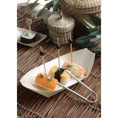 Os barquinhos de madeira "pure" da PAPSTAR GmbH da série de 50 bandejas para finger food servem sushi com estilo: três tipos (salmão, camarão, rolo de alga) em espetos de madeira. As bandejas naturais oferecem uma apresentação ecológica.