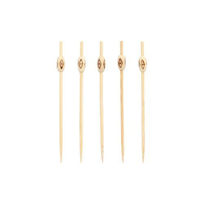Cinco PAPSTAR 40 espetos para fingerfood "pure" da PAPSTAR GmbH estão dispostos verticalmente sobre uma superfície branca. Cada espeto de madeira é adornado no topo com uma pérola decorativa – ideal para servir fingerfood com estilo em eventos.