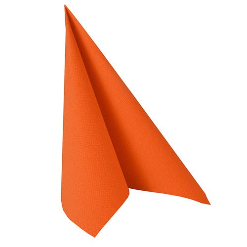 O guardanapo PAPSTAR GmbH 50 guardanapos "ROYAL Collection" 1/4-dobra 40 x 40 cm em nectarina está dobrado em um triângulo de pé sobre um fundo branco, destacando o design elegante.