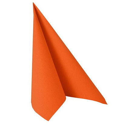 O guardanapo PAPSTAR GmbH 50 guardanapos "ROYAL Collection" 1/4-dobra 40 x 40 cm em nectarina está dobrado em um triângulo de pé sobre um fundo branco, destacando o design elegante.