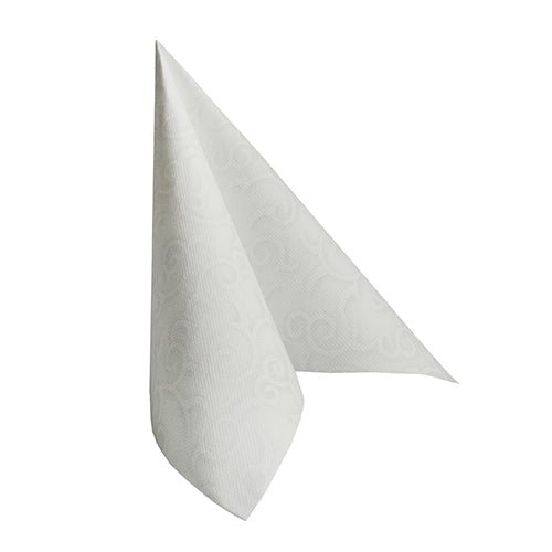 O guardanapo branco PAPSTAR 50 guardanapos "ROYAL Collection" 1/4-dobra 40 x 40 cm da PAPSTAR GmbH está dobrado em pé em forma de triângulo e é adornado com um discreto padrão de espirais em relevo na superfície.