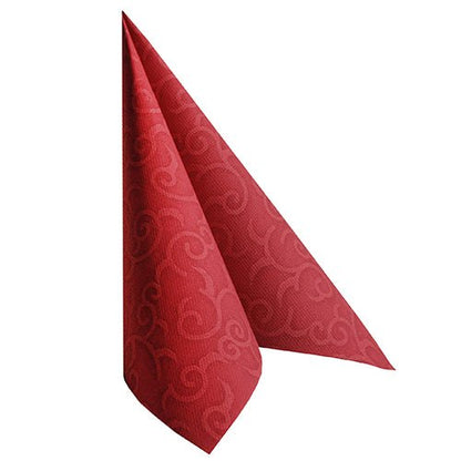 Um guardanapo bordô PAPSTAR GmbH 50 guardanapos "ROYAL Collection" 1/4-Dobra (40 x 40 cm) está em pé, dobrado em forma de triângulo, em um fundo branco.