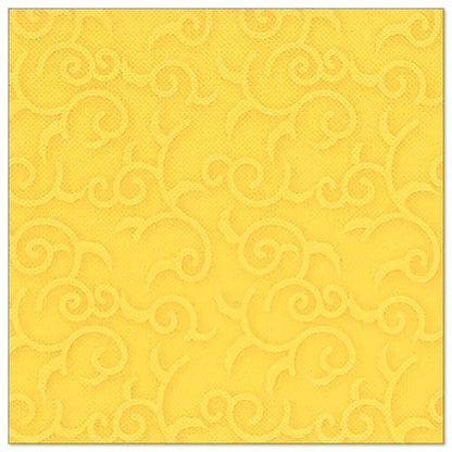 O guardanapo amarelo PAPSTAR 50 guardanapos "ROYAL Collection" 1/4-dobra 40 x 40 cm da PAPSTAR GmbH é totalmente coberto com um padrão de arabescos em relevo.