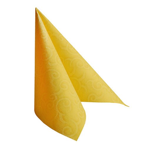 Um único PAPSTAR 50 guardanapos "ROYAL Collection" 1/4-dobra 40 x 40 cm amarelo da PAPSTAR GmbH está dobrado em forma de triângulo em pé sobre fundo branco e exibe seu fino padrão texturizado.