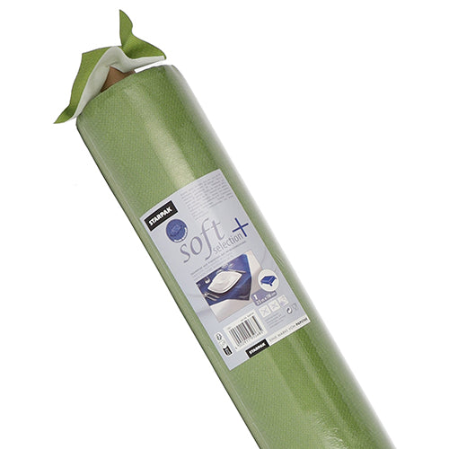 Um rolo de toalha de mesa Starpak, semelhante a tecido, em "soft selection plus" com etiqueta branca com nome da marca, imagens de uso e uma foto do produto, utilizada como toalha de mesa durável sob utensílios de cozinha.