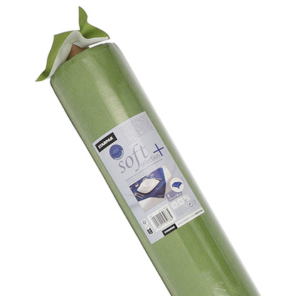 Um rolo de toalha de mesa Starpak, semelhante a tecido, em "soft selection plus" com etiqueta branca com nome da marca, imagens de uso e uma foto do produto, utilizada como toalha de mesa durável sob utensílios de cozinha.