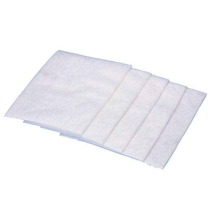 Cinco almofadas de microfiltro brancas da Diversey Deutschland GmbH & Co. OHG para Ergodisc/Jet 38/50 e unidade de sucção 230V estão empilhadas sobre um fundo monocromático e mostram a sua estrutura de velo macio. Vendido numa caixa com 5 pacotes.