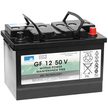 A Diversey Deutschland GmbH & Co. OHG Bateria de tração é um bloco retangular, preto-cinza de 12V/50Ah, uma bateria de gel sem manutenção com alças de transporte, etiquetas de produto, dados técnicos, símbolos de segurança e informações de reciclagem na lateral.