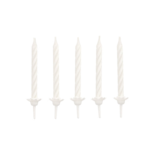 Cinco velas de aniversário brancas não iluminadas PAPSTAR de 6 cm com suporte (PAPSTAR GmbH, blister com 24 unidades) estão dispostas em uma linha horizontal reta sobre um fundo branco sólido.