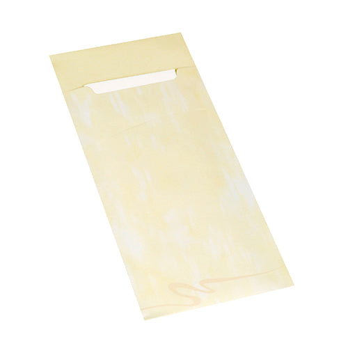 Um porta-talheres amarelo claro PAPSTAR 520 (20 x 8,5 cm, 2 camadas, com guardanapo correspondente) da PAPSTAR GmbH está deitado plano sobre um fundo branco, a aba retangular está parcialmente aberta.
