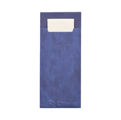 Um guardanapo branco está parcialmente inserido em um estojo de talheres PAPSTAR 520 (20 x 8,5 cm, 2 camadas, 33 x 33 cm) feito de material discretamente padronizado da marca PAPSTAR GmbH.