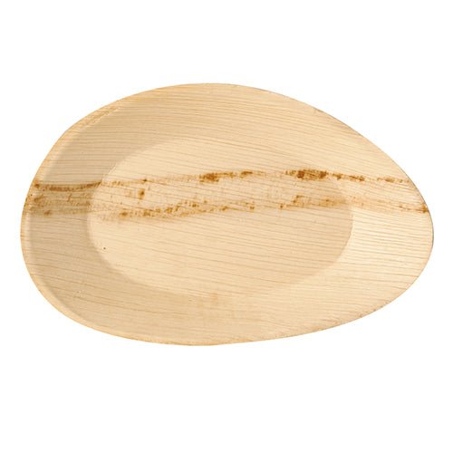 Na imagem está um prato oval claro de folha de palma da PAPSTAR GmbH com veios naturais e borda irregular em fundo branco; O biodegradável PAPSTAR 25 Prato "pure" é elegante e ecológico.