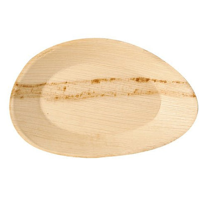 Na imagem está um prato oval claro de folha de palma da PAPSTAR GmbH com veios naturais e borda irregular em fundo branco; O biodegradável PAPSTAR 25 Prato "pure" é elegante e ecológico.