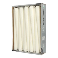 Uma bandeja de papelão retangular da PAPSTAR GmbH contém 30 velas brancas (24 cm, Ø 2,2 cm, 100% estearina) dispostas verticalmente; a embalagem parcialmente aberta mostra as velas e uma parede lateral cinza com texto e ícones.