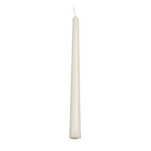 Uma única vela não acesa PAPSTAR (24 cm, Ø 2,2 cm, branca, 100% estearina) do tabuleiro de papelão de 30 peças está em pé diante de um fundo branco. Conhecida pela sua longa duração de queima. Marca: PAPSTAR GmbH.
