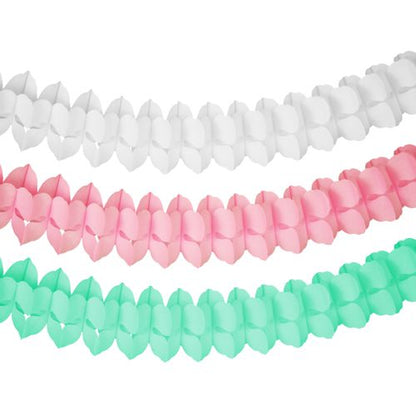 Die PAPSTAR GmbH Girlande Papier (Ø 16 cm), farbig sortiert "Pastel", zeigt sich in den Farben Weiß, Rosa und Mintgrün mit einem gefalteten geometrischen Muster - eine stilvolle Wahl für eine Partydekoration in Pastellfarben.