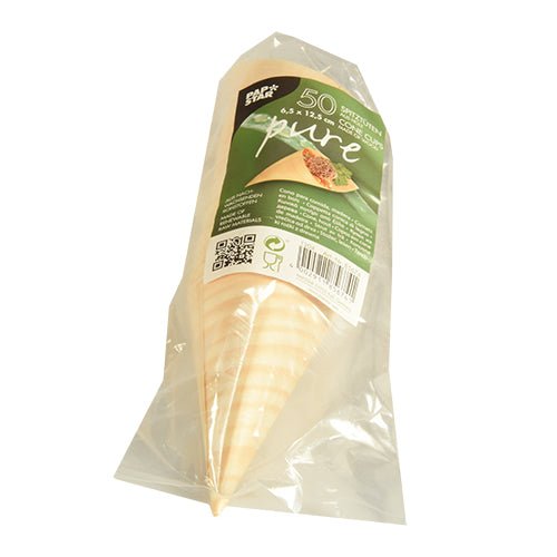 Uma embalagem de plástico transparente com 50 PAPSTAR cones de finger food de madeira "pure" da PAPSTAR GmbH, com um rótulo verde com informações do produto, código de barras e a imagem de um cone preenchido com finger food.