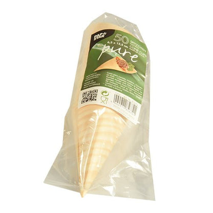 Uma embalagem de plástico transparente com 50 PAPSTAR cones de finger food de madeira "pure" da PAPSTAR GmbH, com um rótulo verde com informações do produto, código de barras e a imagem de um cone preenchido com finger food.