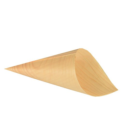 Um único PAPSTAR cone de finger food de 50 peças, madeira "pure" da PAPSTAR GmbH, vazio e claro com veios de madeira visíveis, está sobre um fundo branco - ecológico, aberto numa extremidade e afunilando na outra.
