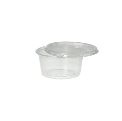 O copo de molho Starpak 50, PP redondo Ø 7,1 cm transparente, é um copo de polipropileno transparente com tampa de encaixe - ideal para o serviço de catering. Apresentado em um fundo branco simples.