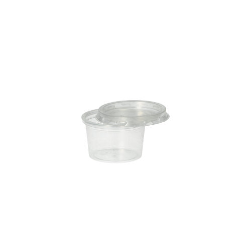 Um Starpak 50 copos de porção, PP redondo 30 ml (Ø 4,6 cm · 2,8 cm) em transparente com tampa correspondente - ambos sobre um fundo branco simples. A tampa está ligeiramente inclinada no recipiente aberto.