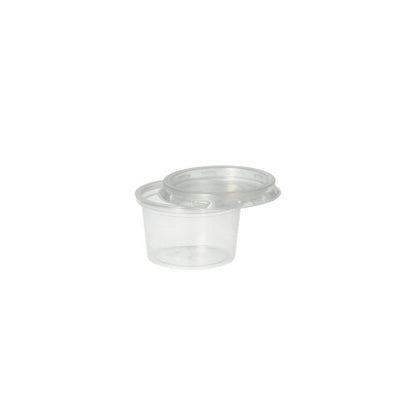 Um Starpak 50 copos de porção, PP redondo 30 ml (Ø 4,6 cm · 2,8 cm) em transparente com tampa correspondente - ambos sobre um fundo branco simples. A tampa está ligeiramente inclinada no recipiente aberto.