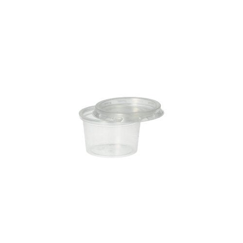 Um copo de porção Starpak com uma tampa transparente Starpak 50 para copos de porção (PP, redondo Ø 4,6 cm) está sobre um fundo branco simples, a tampa transparente está parcialmente inclinada sobre o copo.