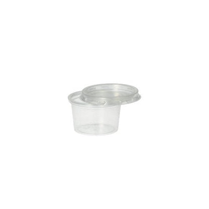 Um copo de porção Starpak com uma tampa transparente Starpak 50 para copos de porção (PP, redondo Ø 4,6 cm) está sobre um fundo branco simples, a tampa transparente está parcialmente inclinada sobre o copo.