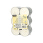 A embalagem Starpak 18 Maxi Velas (Ø 57 mm, 19 mm, branco) contém 18 velas brancas em copos de alumínio, embaladas em folha, com um rótulo multilingue amarelo para instruções e avisos – ideal para ocasiões com ambiente acolhedor.