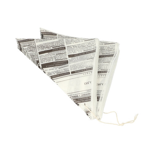 Os PAPSTAR GmbH 1000 cones, substituto de pergaminho, à prova de gordura são cones dobrados em forma de triângulo, semelhantes aos cones de jornal, com um cordão em um canto e dispostos sobre um fundo branco.