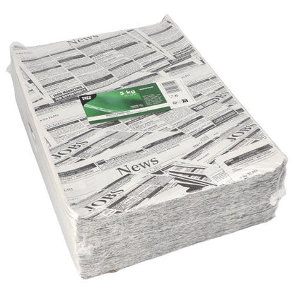 Uma grande pilha de PAPSTAR 5 papéis de embrulho, 3cm x 2cm "Newsprint" da PAPSTAR GmbH, feitos de material de alta qualidade e embrulhados em filme com uma etiqueta verde e branca (5 kg), ideal para embalagem, com artigos de jornal simulados e anúncios de emprego.