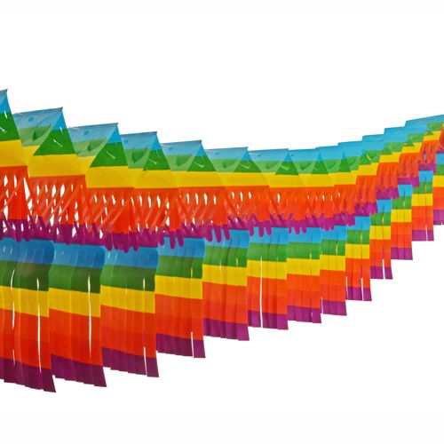 Grinalda de papel "Franja" de grande dimensão da PAPSTAR GmbH, altamente resistente ao fogo (10 m x 15 cm), pendurada em filas diagonais sobrepostas com listras de arco-íris, criando uma imagem festiva e vibrante em frente a um fundo branco.