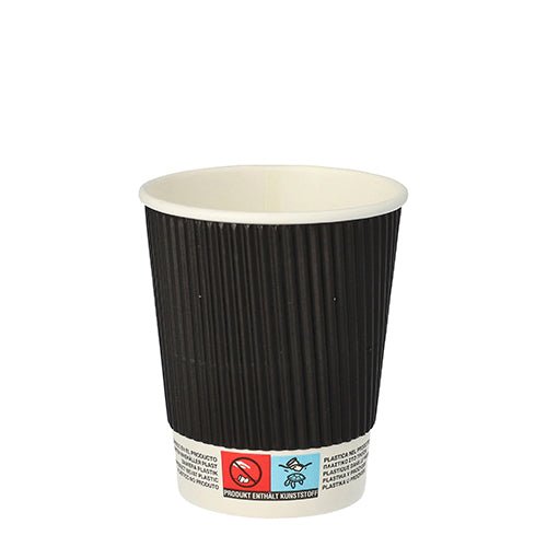 O copo Starpak 25, Pappe "To Go" Ripple Wall, é um copo preto com capa canelada e borda branca. Rótulos na base fornecem informações sobre o produto e reciclagem, destacando assim suas características ecológicas.