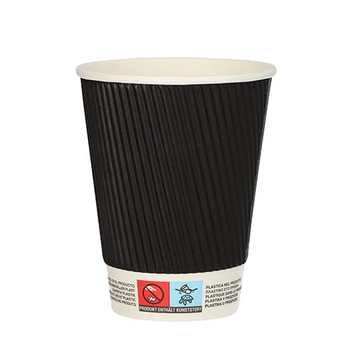 Um copo Starpak 25 preto "To Go" Ripple Wall com exterior canelado, interior branco e um rótulo próximo à base com símbolos de reciclagem e avisos está vazio e em pé contra um fundo branco.