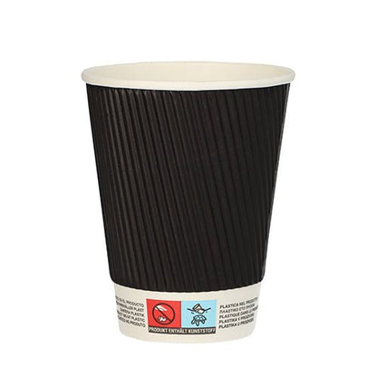 Um copo Starpak 25 preto "To Go" Ripple Wall com exterior canelado, interior branco e um rótulo próximo à base com símbolos de reciclagem e avisos está vazio e em pé contra um fundo branco.