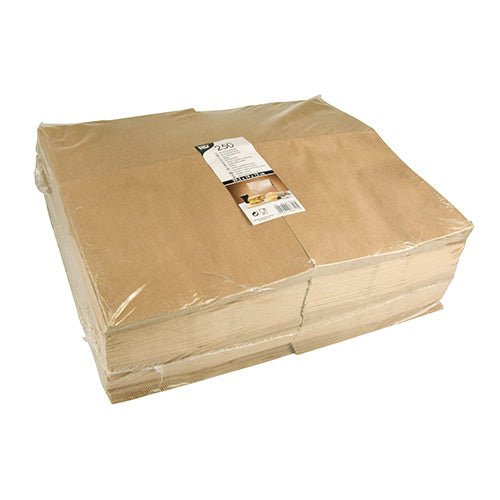 Uma pilha de PAPSTAR 250 sacos de fundo quadrado de papel kraft marrom da PAPSTAR GmbH, embalados ordenadamente em filme plástico transparente e com uma etiqueta branca e preta com todas as informações importantes do produto.