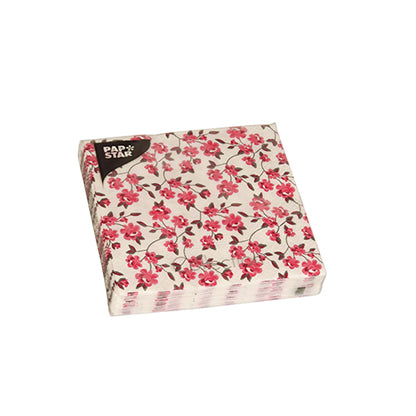 Um pacote com 20 guardanapos PAPSTAR, 25 x 25 cm, 3 camadas, 1/4 de dobra da PAPSTAR GmbH em branco com padrão floral vermelho-rosa, é entregue em plástico transparente com etiqueta preta - perfeito para qualquer decoração de mesa.