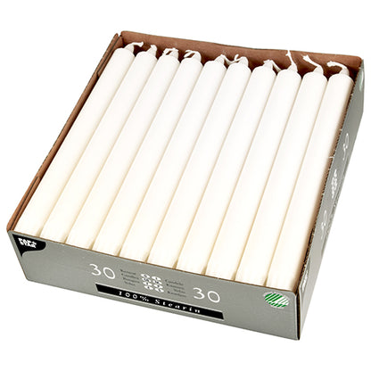 Eine Schachtel mit 30 PAPSTAR Kronkerzen (Ø 2,2 cm, weiß, 100 % Stearin) der PAPSTAR GmbH, übersichtlich in drei Reihen angeordnet in einer teilweise geöffneten Kartonverpackung mit gleichmäßigen Stabkerzen und sichtbarem Docht.