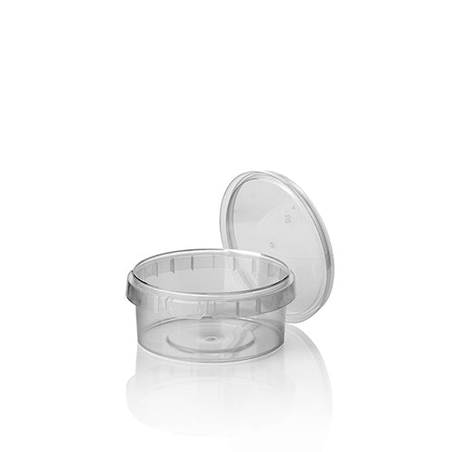 O Starpak 36 Feinkostbecher é um recipiente redondo e claro de 240 ml em PP (Ø 9,5 cm, altura 5,6 cm) com fecho de originalidade e filme retrátil, mostrado aberto com a tampa correspondente inclinada lateralmente sobre fundo branco.
