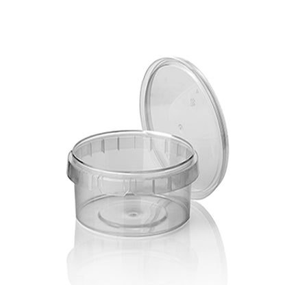 Um copo de delicatessen transparente e redondo Starpak 40 (PP, 480 ml, Ø 11,8 cm · 7 cm) com tampa correspondente e fecho de originalidade opcional está sobre uma superfície branca - ideal para armazenamento seguro de produtos delicatessen. 40 peças.