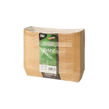 Um pacote PAPSTAR 50 bandejas de snacks, cartão "pure" "Good Food" da PAPSTAR GmbH está representado em plástico transparente com rótulo verde e branco. Estas bandejas retangulares castanhas são ecológicas, feitas de material sustentável para servir snacks.