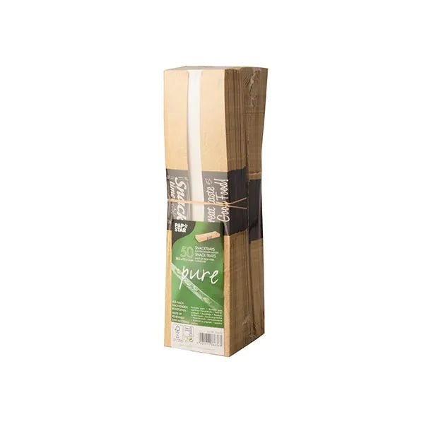 Uma pilha de 50 bandejas de snacks da PAPSTAR GmbH, cartão "pure" "Good Food", está agrupada numa embalagem com letras verdes e brancas e oferece uma solução de serviço sustentável para a sua cozinha. As bandejas estão de pé sobre um fundo branco.