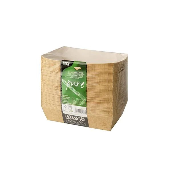 Um pacote de 50 bandejas de snacks retangulares "pure" Good Food castanhas da PAPSTAR GmbH em cartão, com rótulo verde e branco, bem empilhadas e embaladas em película transparente.